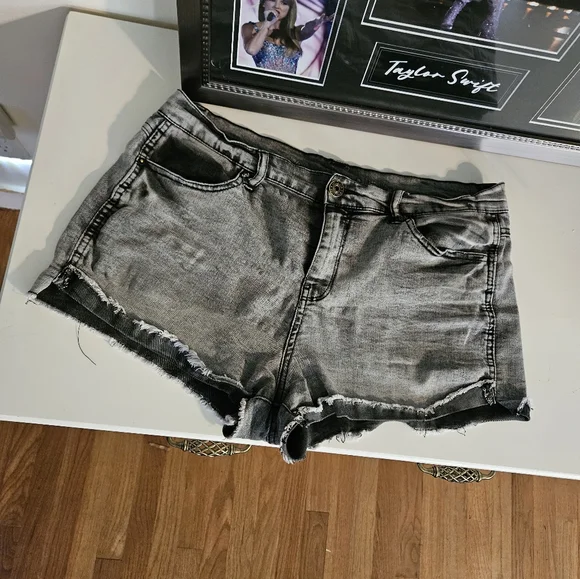 Vanilla Star Jean shorts Size 13 - Picture 2 of 5